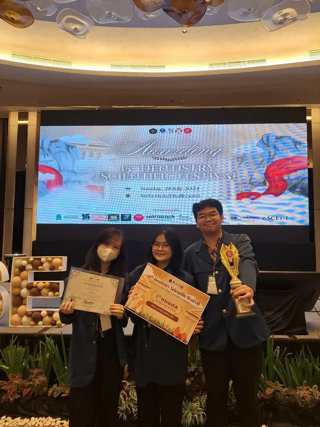 Tiga orang mahasiswa Fakultas Kedokteran Gigi (FKG) Universitas Airlangga (Unair) Surabaya berhasil menggagas inovasi implant placement terintegrasi AI dan AR.