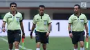 Wasit asal Iran, Bonyadifard Mooud (tengah) berjalan bersama asistennya, Alinezhadian Saeid dan Mirzabeigi Ali usai memimpin laga Persija melawan PSM Makassar di Stadion Patriot Candrabhaga, Bekasi, Selasa (15/8). (Liputan6.com/Helmi Fithriansyah)