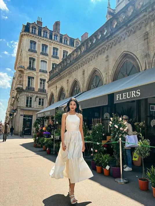 Jangan lupa bawa dress putih untuk gaya liburan trendi seperti Anya Geraldine