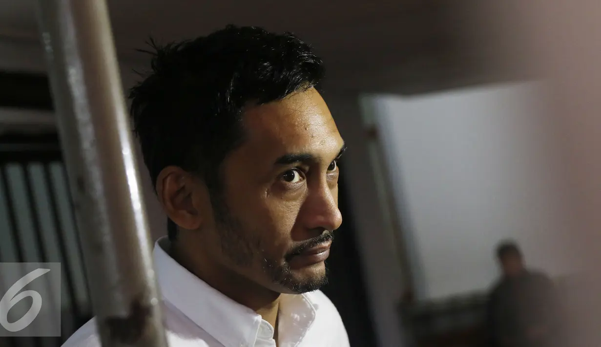 Restu Sinaga didakwa melanggar pasal 111 ayat 1 UU narkotika nomor 35 tahun 2009 dengan ancaman hukuman penjara minimal 4 tahun dan maksimal 12 tahun penjara, Jakarta, Rabu (9/11). (Liputan6.com/Herman Zakharia)