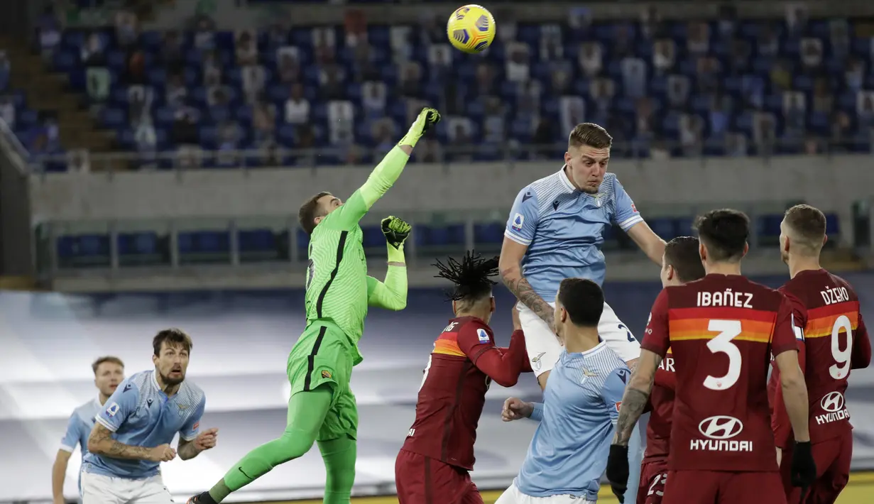 Kiper AS Roma Pau Lopez (kiri tengah) memainkan bola di depan pemain Lazio, Sergej Milinkovic-Savic dalam pekan ke-18 Liga Italia di Stadion Olimpiade Roma, Sabtu (16/1/2021) dini hari WIB. AS Roma dibantai 0-3 oleh Lazio dalam laga bertajuk Derby della Capitale. (AP Photo/Andrew Medichini)