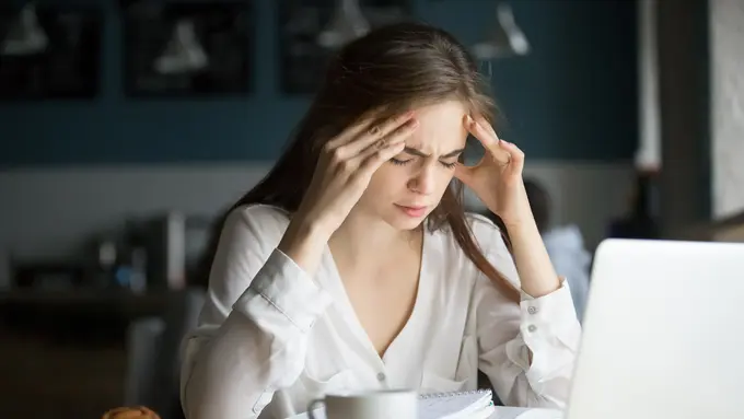 perempuan lelah bekerja