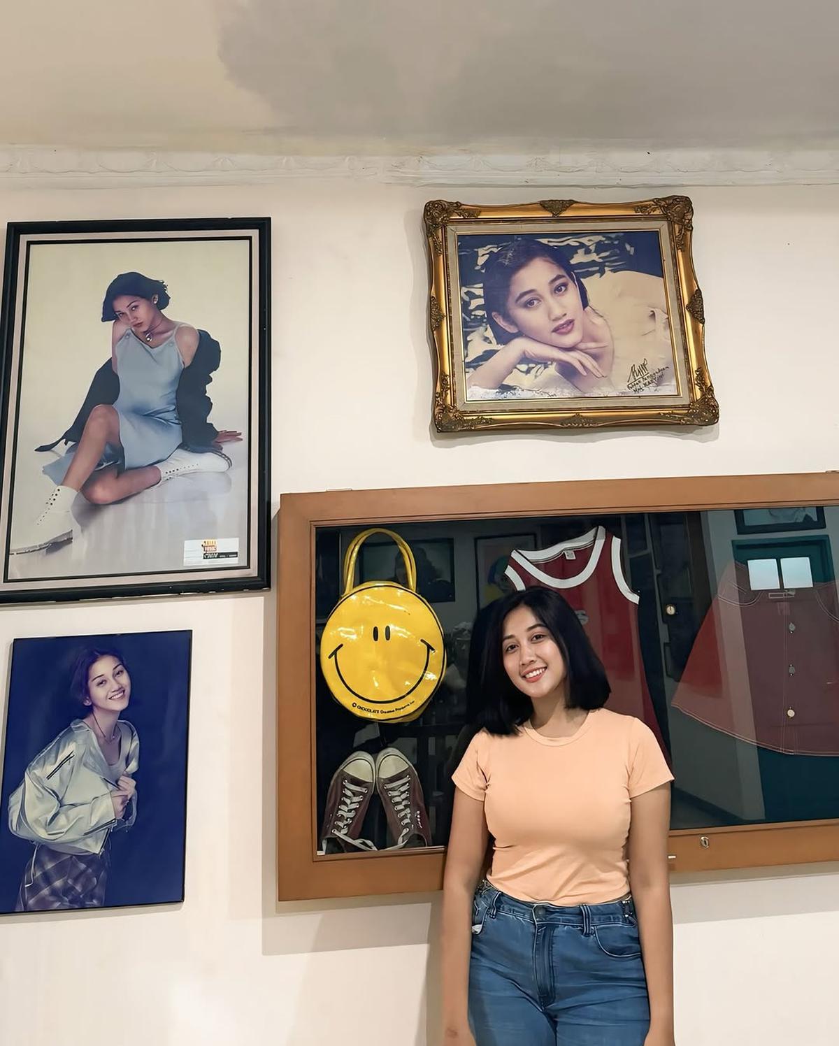 Potret Nita Gunawan Kunjungi Museum Nike Ardilla, Bikin Netizen Kaget Karena Disebut Mirip