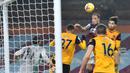 Striker Burnley, Ashley barnes (tengah), menyundul bola yang menghasilkan gol pertama timnya ke gawang Wolverhampton Wanderers dalam laga lanjutan Liga Inggris pekan ke-14 di Turf Moor Stadium, Senin (21/12/2020). Burnley menang 2-1 atas Wolverhampton. (AFP/Peter Powell/Pool)