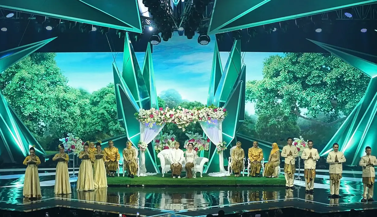 Sisi romantisme ditampilkan Depe dan Angga ketika mereka berdua membawakan lagu Gadis atau Janda, yang tentunya sudah tidak jadi masalah lagi bagi Angga. (Bambang E.Ros/Bintang.com)