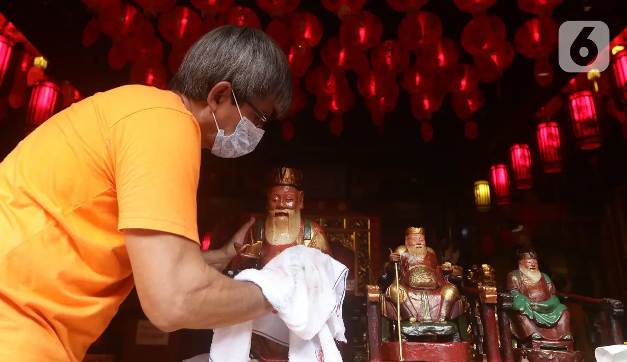 Warga keturunan Tionghoa melaksanakan tradisi membersihkan patung dewa-dewi atau rupang di Vihara Dhanagun, Kota Bogor, Rabu (27/1/2022). Kegiatan membersihkan patung dewa dewi sebagai persiapan menyambut Tahun Baru Imlek 2753 pada Selasa, 1 Februari mendatang. (Liputan6.com/Helmi Fithriansyah)