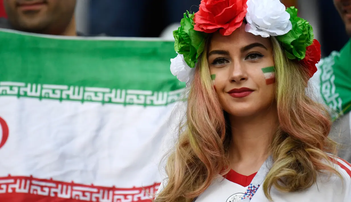 Suporter Iran saat menghadiri pertandingan antara Maroko dan Iran dalam Piala Dunia 2018 di Stadion Saint Petersburg, Saint Petersburg, Rusia, Jumat (15/6). (Christophe Simon/AFP)