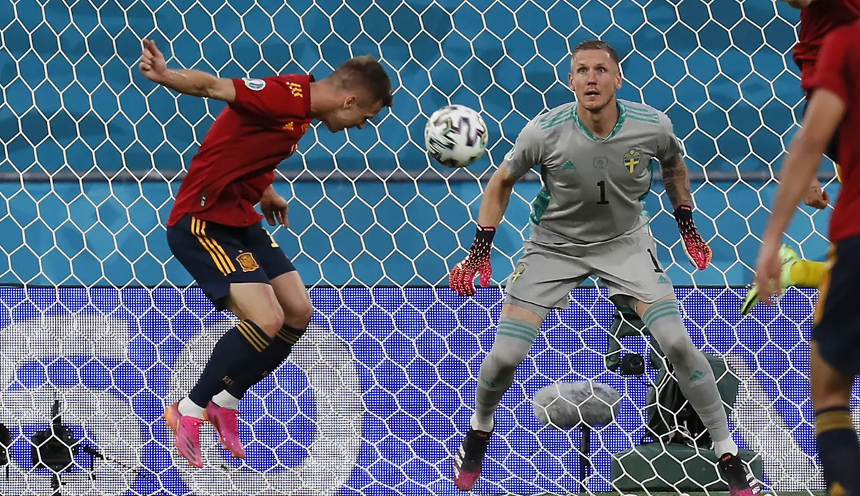 Spanyol langsung menekan Swedia di awal laga. Pada menit ke-18 sundulan gelandang Daniel olmo masih dapat dihadang kiper Swedia, Robin Olsen. (Foto: AP/Pool/Jose Manuel Vidal)