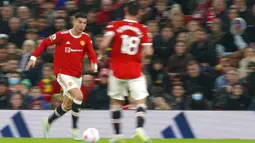 Pemain Manchester United Cristiano Ronaldo (kiri) menggiring bola saat melawan Brentford pada pertandingan sepak bola Liga Inggris di Stadion Old Trafford, Manchester, Inggris, 2 Mei 2022. Manchester United menang 3-0. (AP Photo/Jon Super)