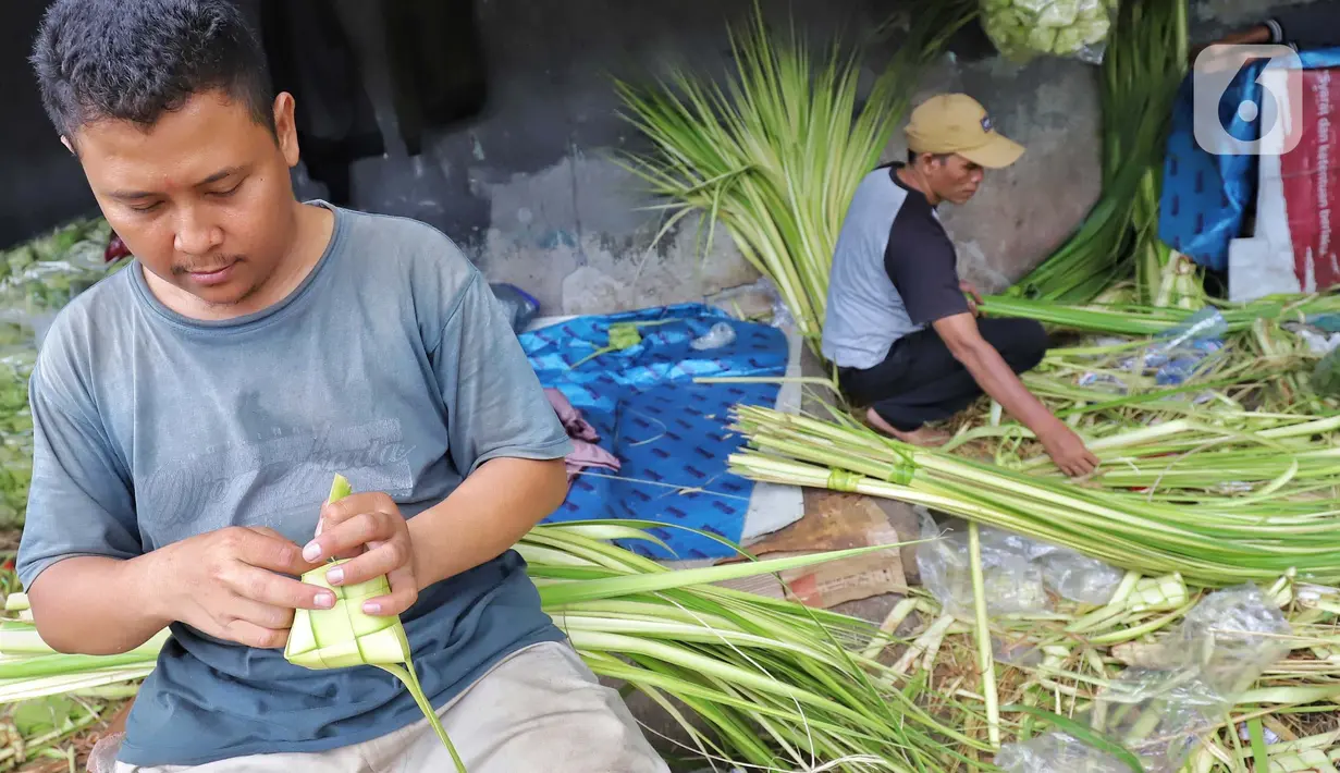 Peningkatan permintaan kulit ketupat tersebut untuk kebutuhan Hari Raya Idul Fitri 1445 Hijriah. (Liputan6.com/Angga Yuniar)