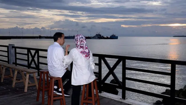 Jokowi dan Iriana menikmati senja di Papua