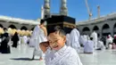 Haji Faisal dan istri Dewi Zuhriati mengajak sang cucu tercinta menjalankan ibadah umrah. Beberapa potret melaksanakan ibadah umrah dibagikan di akun instagram @galaasky. [Instagram/galasky]