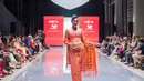 “Dengan menggunakan pewarna alami, teknik tenun turun-temurun, serta inovasi dalam desain dan pola, saya yakin kita bisa membuktikan bahwa fashion bisa berjalan seiring dengan alam,”  tandas-nya. [Dok/Merdi Sihombing].