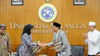 Penandatanganan MoU Unair dengan Bupati Banyuwangi Ipuk Fiestiandani di Kampus C Unair Surabaya, Jumat (2/9).