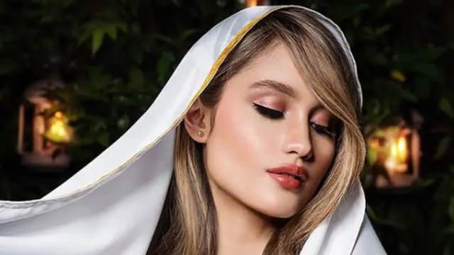 Sentuhan Makeup Rose Gold ala Cinta Laura di Bulan Puasa