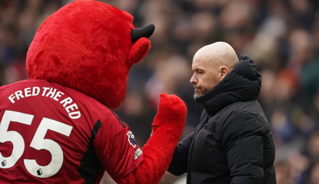 Maskot Manchester United, Fredie The Red menyapa pelatih Erik ten Hag sebelum dimulainya laga pekan ke-28 Premier League 2023/2024 menghadapi Everton di Old Trafford Stadium, Manchester, Sabtu (9/3/2024). (AP Photo/Dave Thompson)