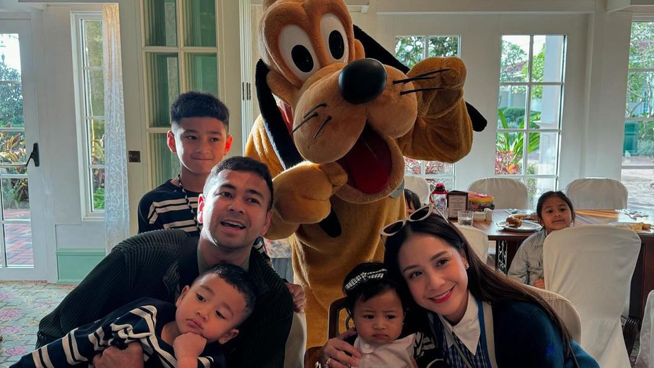 Rayyanza Ulang Tahun di Disneyland, Momen Baju Kembar yang Bikin Netizen Gemas