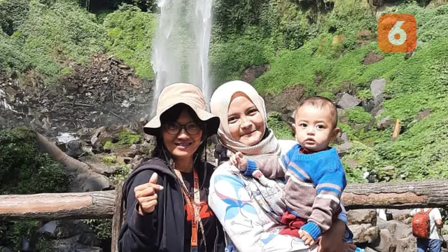 Pengunjung Berfoto di Depan Grojogan Sewu Tawangmangu