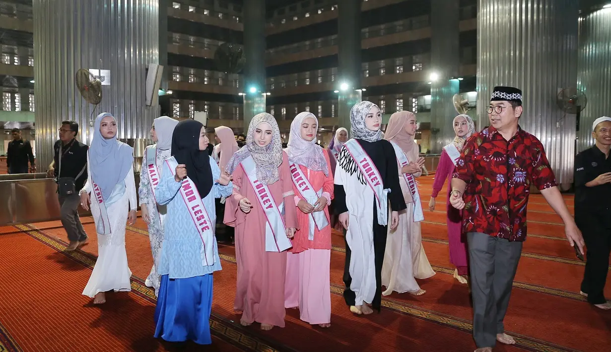 Abu Hurairah menjelaskan kepada para finalis yang terlihat antusias mengetahui lebih jauh sejarah masjid terbesar di Asia Tenggara dan menjadi kebanggaan umat muslim Indonesia tersebut. (Nurwahyunan/Bintang.com)