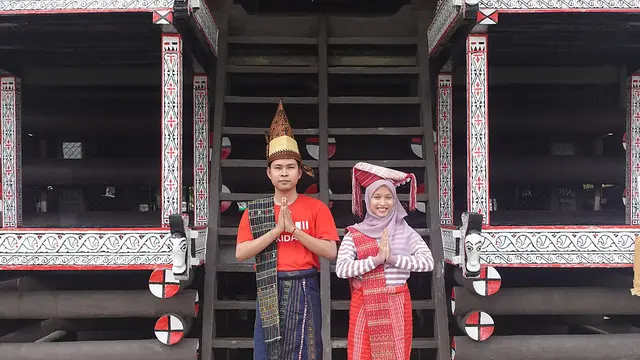 Memakai pakaian adat Batak (Wikimedia Commons)
