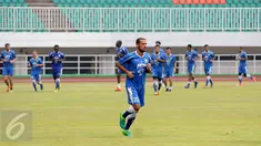 Pemain Persib berlari mengitari lapangan saat latihan resmi jelang laga lanjutan Liga 1 melawan PS TNI di Stadion Pakansari, Kab Bogor, Jumat (21/4). Laga PS TNI melawan Persib akan digelar pada Sabtu (22/4). (Liputan6.com/Helmi Fithriansyah)