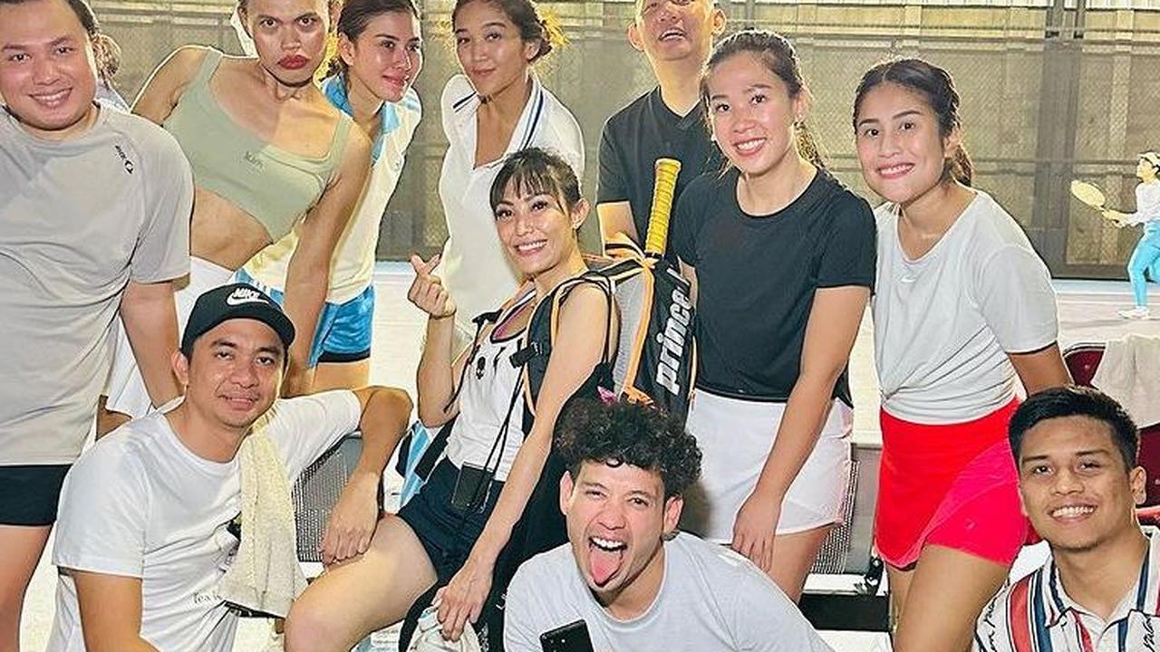 Dereta artis hingga selebgram seperti Ayu Dewi dan Keanu Agl tampak hadir di turnamen ini. Semuanya datang dengan busana sporty khas atlet tenis.