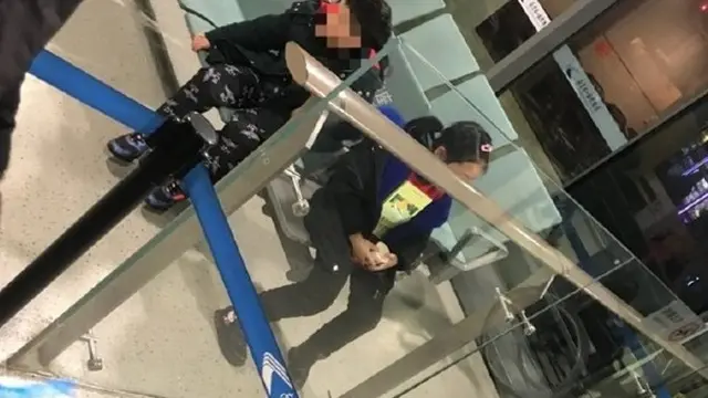 diduga terjangkit corona, kedua anak ini ditinggal orangtua di bandara