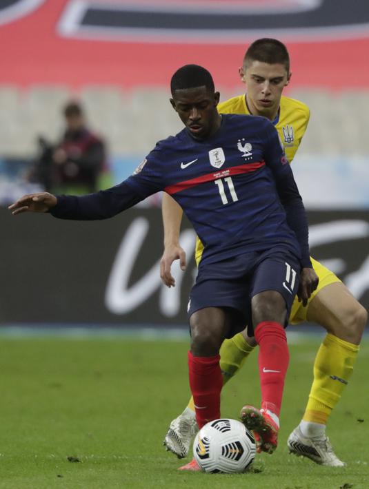 Penyerang Prancis, Ousmane Dembele mengontrol bola dari kawalan pemain Ukraina, Vitaliy Mykolenko pada pertandingan kualifikasi Piala Dunia D di stadion Start de France, di Saint Denis, utara Paris, Kamis (25/3/2021). Prancis bermain imbang atas Ukraina 1-1. (AP Photo/Thibault Camus)