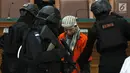 Terdakwa kasus bom Thamrin, Aman Abdurrahman dengan kawalan ketat polisi bersenjata seusai sidang lanjutan di PN Jakarta Selatan, Jumat (25/5). Sidang dilanjutkan 1 Juni dengan agenda tanggapan Jaksa atas pledoi terdakwa. (Liputan6.com/Immanuel Antonius)