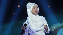 Penampilan spektakuler jawara "X Factor Indonesia" season 1, Fatin Shidqia tampil memukau dengan gaun bersinar terang dalam ajang SCTV Music Awards 2015 di Studio 6 Emtek City, Jakarta, Rabu (6/5). (Liputan6.com/Herman Zakharia)