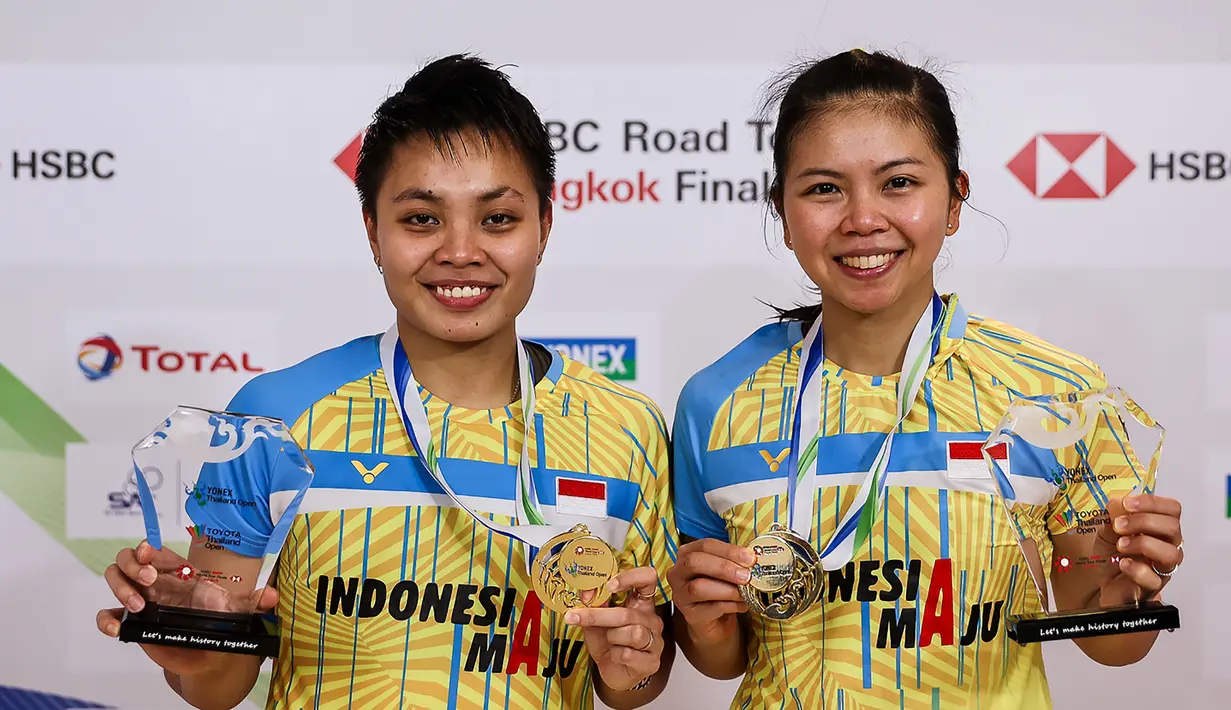 Ganda Putri Indonesia, Greysia Polii/Apriyani Rahayu, melakukan selebrasi usai menaklukkan wakil Thailand, Jongkolphan Kititharakul/Rawinda Prajongjai, pada laga Thailand Terbuka, Minggu (17/01/2021). Greysia/Apriyani mengalahkan pasangan tuan rumah dengan skor 21-15, 21-12. (AFP/BADMINTON ASSOCIATI