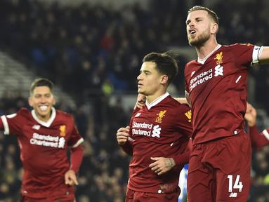 Para pemain Liverpool merayakan gol Philippe Coutinho saat melawan Brighton & Hove Albion di American Express Community Stadium, Brighton, (2/12/2017). Liverpool menang telak 5-1. (AFP/Glyn Kirk)