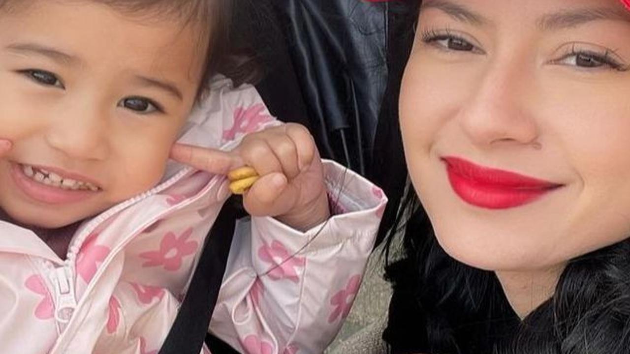 Anaknya bernama Millecent-Mae Bea Nainggolan