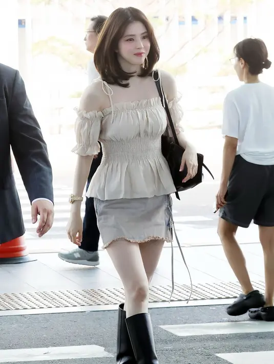 Han So Hee tampil memikat dengan atasan off-the-shoulder dengan aksen kerut dan tali spageti, serta rok denim mini bernuansa senada. [Foto: Instagram/hansohee4ever]