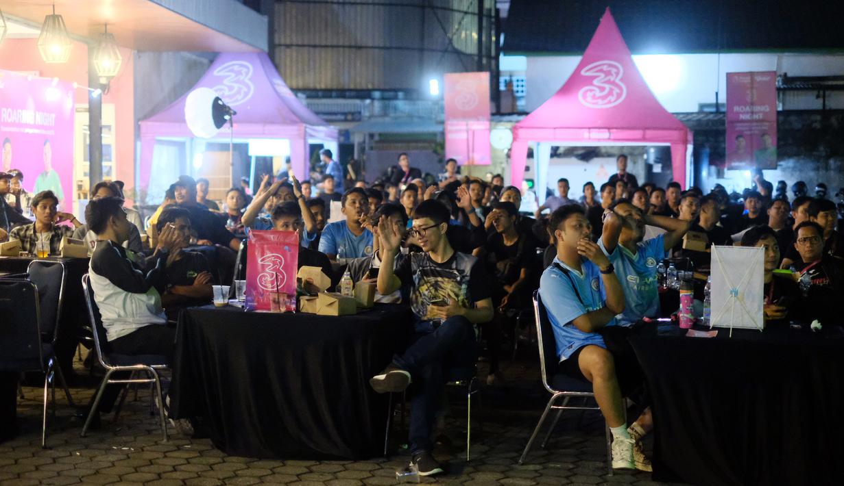 Meskipun kedua komunitas saling adu teriakan yel-yel penambah semangat hingga nyanyian khas klub, acara Roaring Night yang dipersembahkan oleh jaringan hemat dan cepat Tri tetap berlangsung aman dan lancar sampai akhir pertandingan. (Istimewa)