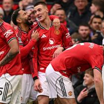 Striker Manchester United asal Slovenia bernomor punggung 30, Benjamin Sesko (kedua dari kanan), merayakan gol ketiga timnya bersama striker Manchester United asal Brasil bernomor punggung 10, Matheus Cunha (tengah), pada 15 Maret 2026. (Oli SCARFF/AFP)