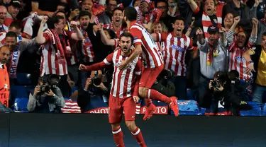 Adrian Lopez (kiri) bersama Arda Turan melakukan selebrasi di depan ratusan fans Atletico Madrid di Stamford Bridge, (1/5/2014). (REUTERS/Stefan Wermuth)