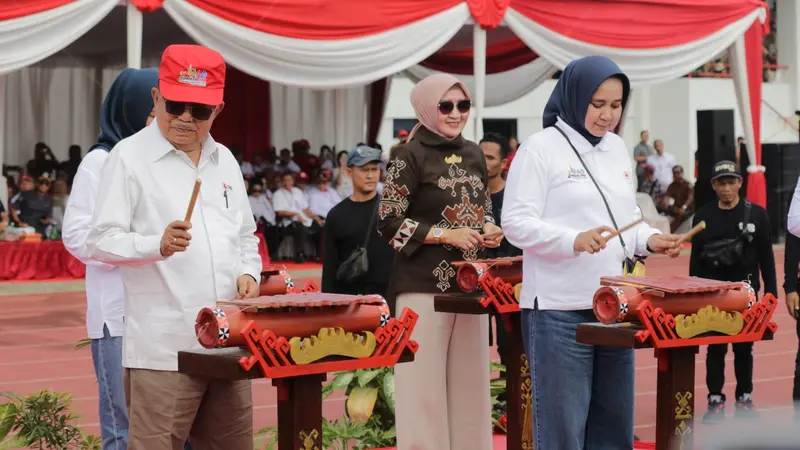 Ketua Umum PMI, Jusuf Kalla (Kiri) bersama dengan Ketua PMI Provinsi Lampung,