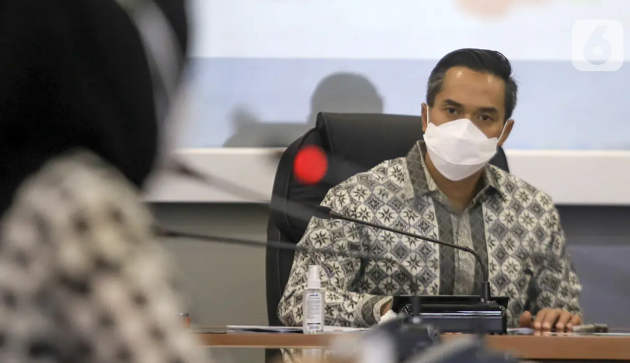 Calon Ketum Kadin Anindya N. Bakrie berbincang saat konfrensi pers di kantor Kemenperin, Jakarta, Selasa (05/4/2021). Anindya Bakrie menyampaikan pokok pikiran pertumbuhan ekonomi nasional di sektor industri dan pemerataan keadilan bagi masyarakat Indonesia. (Liputan6.com/HO/Alwi)