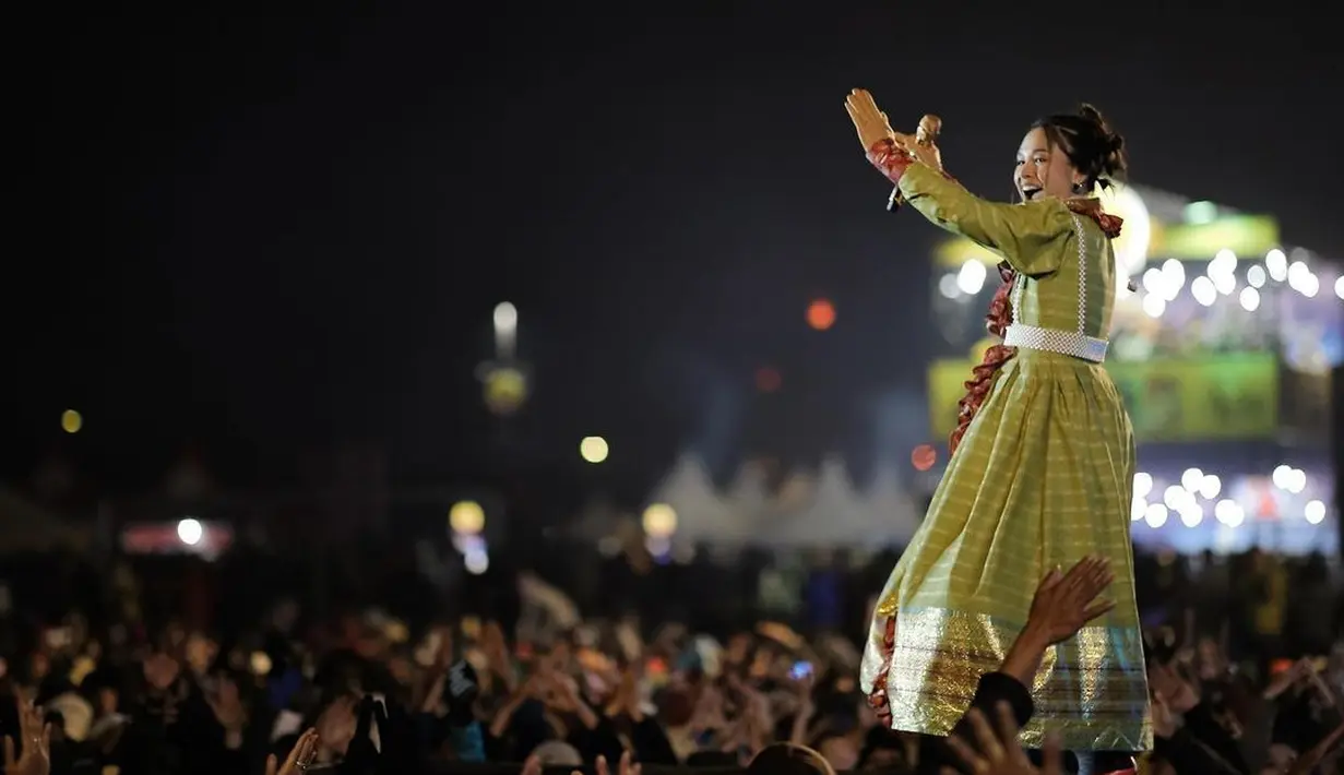 Dieng Culture Festival 2022 jadi momen manggung tak terlupakan bagi Andien. Pelantun “Moving On” dan “Pulang” menyapa penonton dengan baju empat lapis. Ini disampaikan Andien lewat Instagram Stories akhir pekan kemarin. Baju empat lapis bukan buat gaya-gayaan. Maklum suhu di Candi Arjuna Dieng mencapai 3 derajat Celsius. (Foto: Dok. Instagram @andienaisyah)