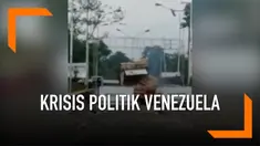 Empat orang warga Venezuela tewas usai bentrok dengan pasukan tentara di perbatasan Venezuela-Kolombia. Bentrokan dipicu upaya warga masuk ke wilayah Kolombia untuk ambil bantuan makanan dan obat-obatan.