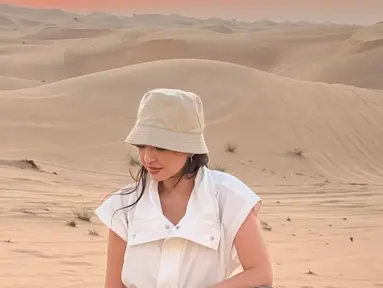 Sudah menjadi sebuah kegiatan lumrah saat Raline Shah pergi ke luar negeri menghadiri berbagai acara internasional. Mulai dari acara film hingga fashion. Kerap abadikan potrer kesibukannya di media sosial Instagram, kini Raline juga memiliki media sosil TikTok dalam membagikan berbagai kesehariannya. (Liputan6.com/IG/@ralineshah)