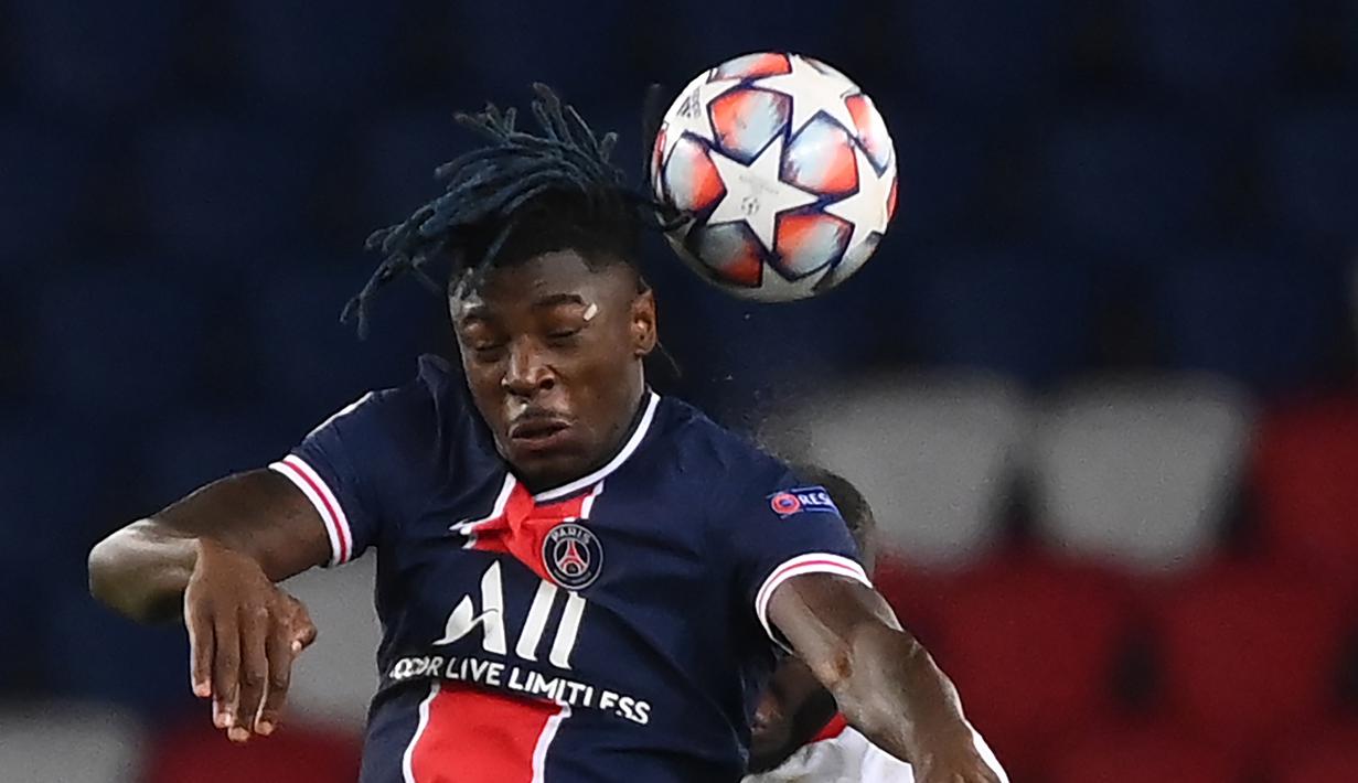 Striker Paris Saint Germain, Moise Kean, berduel udara dengan pemain RB Leipzig dalam laga lanjutan Liga Champions 2020/21 di Parc des Princes Stadium, Paris, Rabu (25/11/2020). PSG mengalahkan Leipzig dengan skor 1-0. (AFP/Franck Fife)