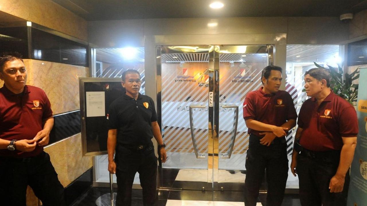 Petugas keamanan terlihat menjaga ketat di lokasi yang semula direncanakan sebagai tempat konferensi pers kubu Arsjad Rasjid. Foto: merdeka.com / Arie Basuki