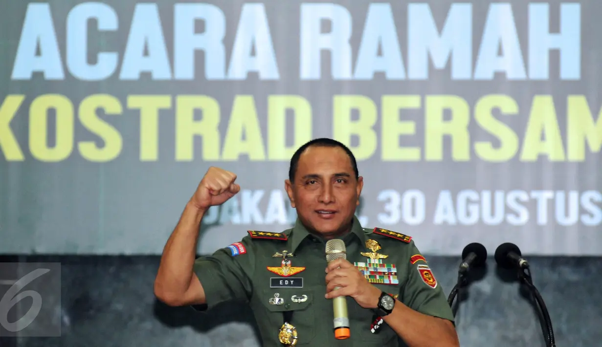 Pangkostrad Letjen Edy Rahmayadi menyampaikan keterangan pada acara Ramah Tamah di Makostrad, Jakarta, Selasa (30/8). Edy Rahmayadi menyampaikan kesiapannya maju sebagai Bakal Calon Ketua PSSI periode 2016-2020. (Liputan6.com/Helmi Fithriansyah)