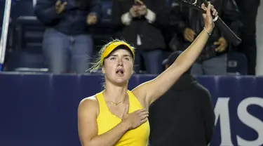 Petenis Ukraina Elina Svitolina membalas salam penonton setelah bertanding melawan Anastasia Potapova dari Rusia pada turnamen WTA Monterrey di Monterrey, Meksiko, 1 Maret 2022. Elina Svitolina, unggulan utama turnamen ini, berhasil menyingkirkan Anastasia Potapova dengan skor 6-2 6-1. (AP Photo)