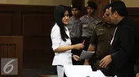 Terdakwa Jessica Kumala Wongso berbincang dengan kuasa hukumnya saat sidang lanjutan kasus kematian Wayan Mirna Salihin di Pengadilan Negeri Jakarta Pusat, Senin (29/8). (Liputan6.com/Faizal Fanani)