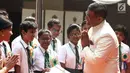 Wakil Duta Besar India untuk Indonesia Shri Prakash Gupta meberikan sertifikat kepada para siswa saat upacara peringatan Hari Kemerdekaan ke-73 India di Kedutaan Besar India, Jakarta, Kamis (15/8/2019). Mereka adalah siswa sekolah India yang berada di Indonesia. (merdeka.com/Iqbal Nugroho)