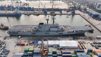 Melihat Kapal Induk Giuseppe Garibaldi Bersandar di Tanjung Priok