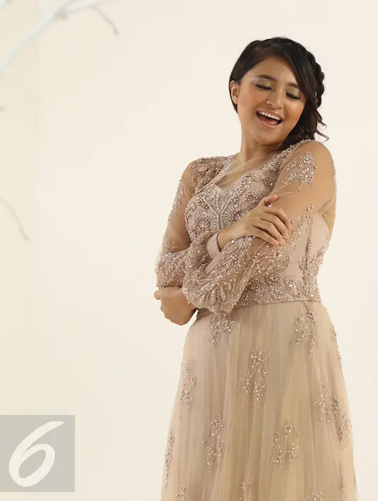 Marshanda berakting saat pembuatan video klip dengan single berjudul Sienna di kawasan Kemanggisan, Jakarta, Rabu (4/1). Lagu Sienna berisi ungkapan cinta dan pesan-pesan kehidupan untuk anaknya. (Liputan6.com/Herman Zakharia)